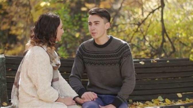 Who should initiate a hug in a first date?