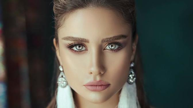 Men Attracts Most in a Woman ?
