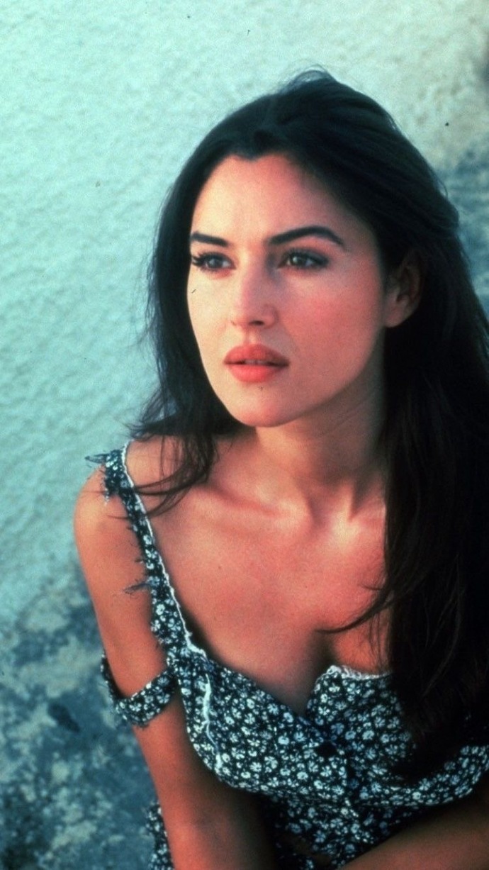 Is Adriana Lima or Monica Bellucci prettier according to you?