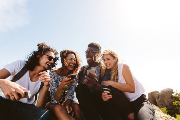 Why is it difficult to make friends in the modern era?