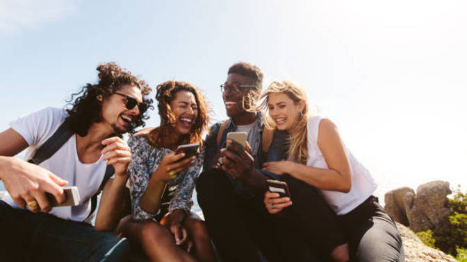 Why is it difficult to make friends in the modern era?