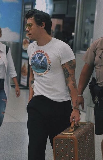 Uh.. Harry Styles 🥵🥵🥵 AM I RIGHT?