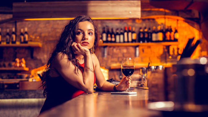 Guys, American/UK/Canada men: what do men think when they see a woman at the bar by herself?