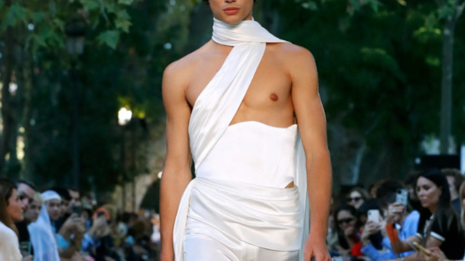 Girls, how do you/would you feel about guys wearing revealing or tight clothes?