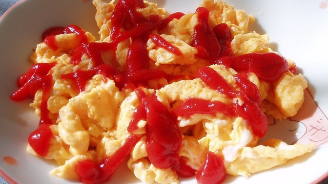 Scrambled eggs with ketchup: is that the most delicious combo ever?
