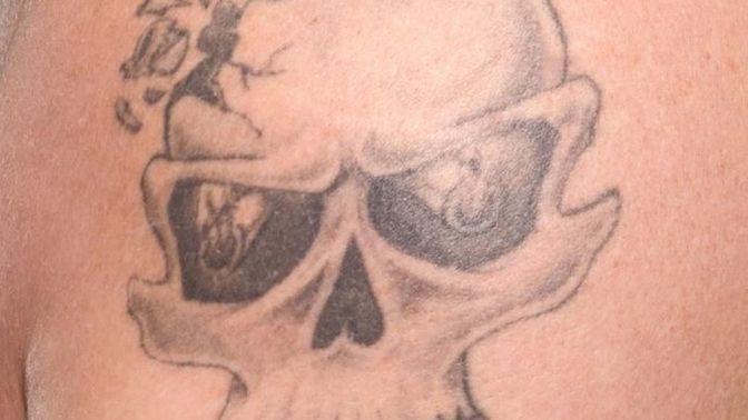 What type of skull tattoo design does Brock Lesnar have on his right shoulder?