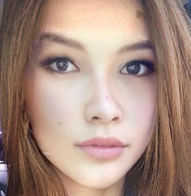 Does this woman strikingly beautiful like a model?
