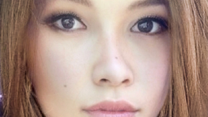 Does this woman strikingly beautiful like a model?