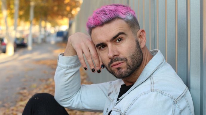 What do you think of males who wear nail polish?