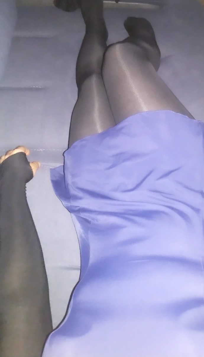 Girls, Physically, do I look feminine (Transgender) ?