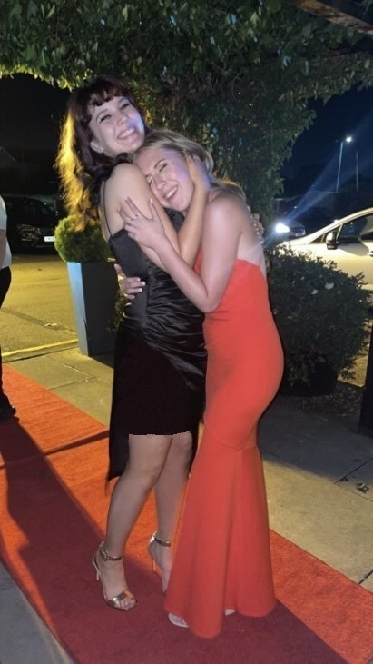 I don't think it's nice that the slit in the skirt is too deep.