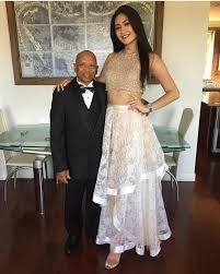 If these were your only options, which one would you rather date? Someone super heavyset, androgynous, or significantly taller/shorter than you?