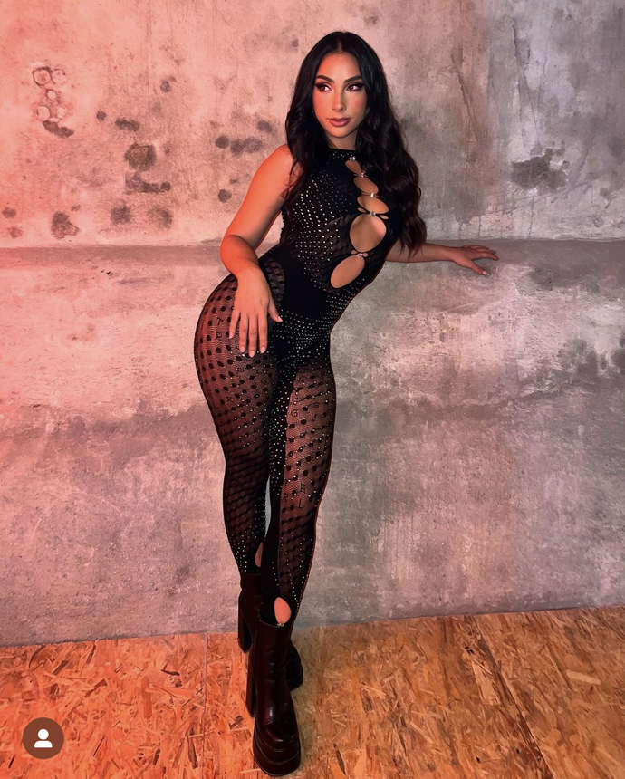 Is this female consider petite body type (pic) ?