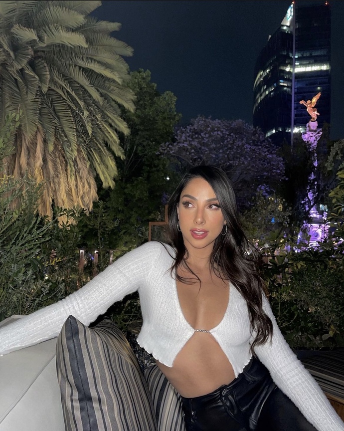 Is this female consider petite body type (pic) ?