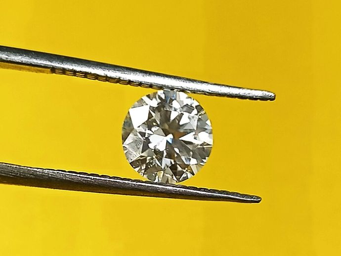 Which looks the best or preferred size Diamond ?