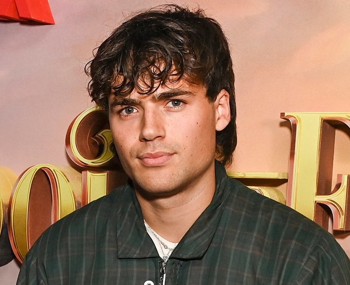 Do you think this actor is hot?