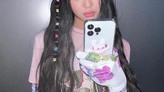 How do I get my hair to wave/curl lile this? Won't a curler make it curly?
