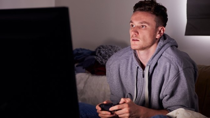 How do I deal with dating an introvert guy who likes to spend a lot of alone time to himself?
