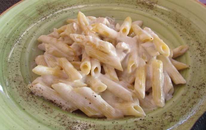 You need binoculars to see the chicken in this Chicken Alfredo Pasta