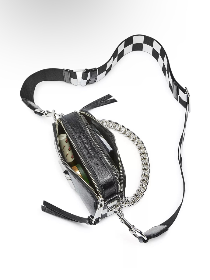 Is this purse cute or no🖤🤍 ( pics) ?