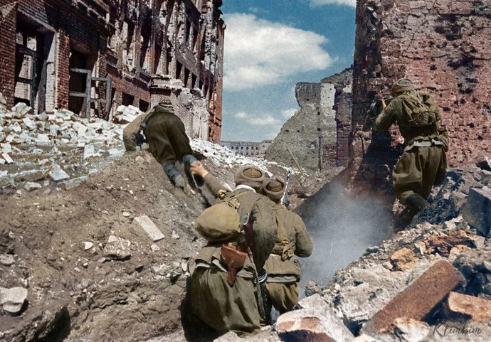 Soviet submachine gunners among the destroyed houses during the battle of Stalingrad 1942