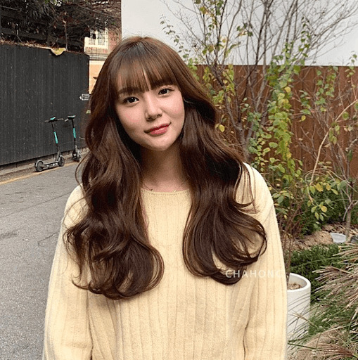 Does this American white woman resemble this Korean woman?