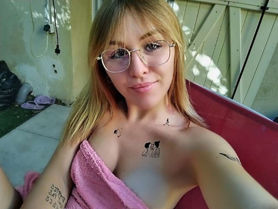 Do you think this French girl is attractive/has a good body?
