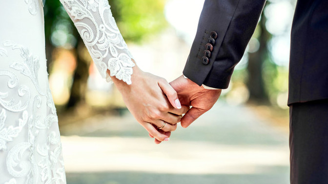 If you had a lot of interests, would you marry a girl with ordinary features and income? Why or why not?