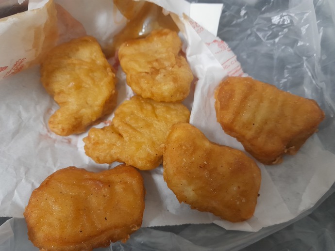 Korean McDonalds nuggets at the top, Korean Burger King's nuggets at the bottom.