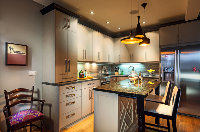 What would you add to make a small kitchen w/extremely ugly wall 🎨, visually palatable?