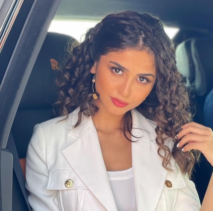 What do you think she looks more attractive (long hair or short hair)?