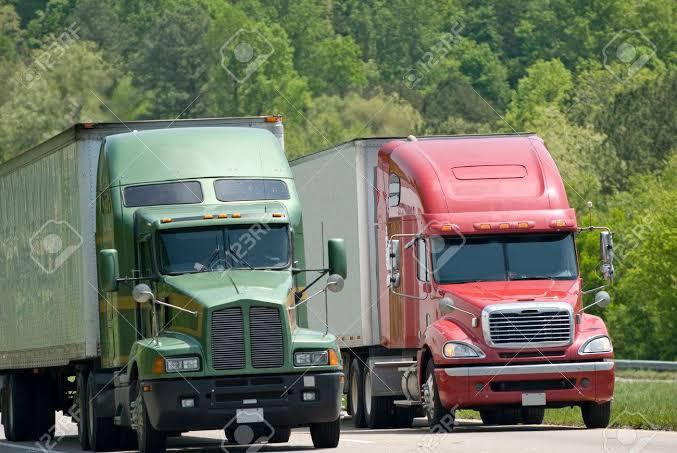 How can a car 🚗 escape if she stuck between the two gaint trucks 😂😂?