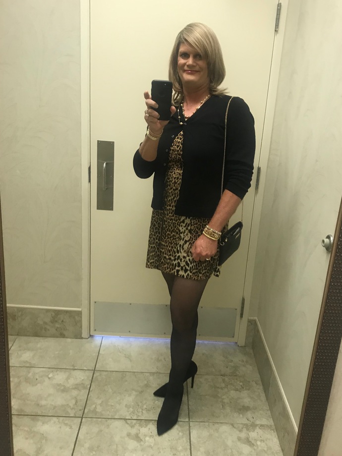 Girls, OMG Ive been invited to a holiday cocktail party! What should I wear?