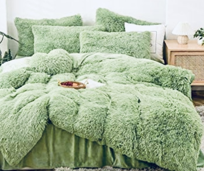 Which comforter set do you like best (just the covers in the pill options— not the bed or bedroom fixtures)?