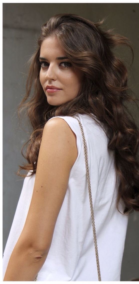 I posted a picture of a woman I think is pretty. Do you think she is pretty or not?