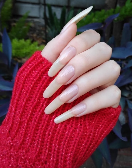 Do you think a woman should wear nail polish to be well-groomed?