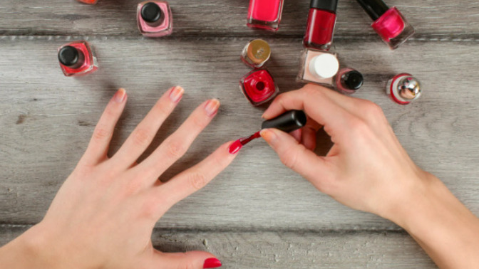 Do you think a woman should wear nail polish to be well-groomed?