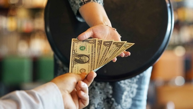 Is $5 a fair tip for a pizza delivery? How much do you usually tip for services?