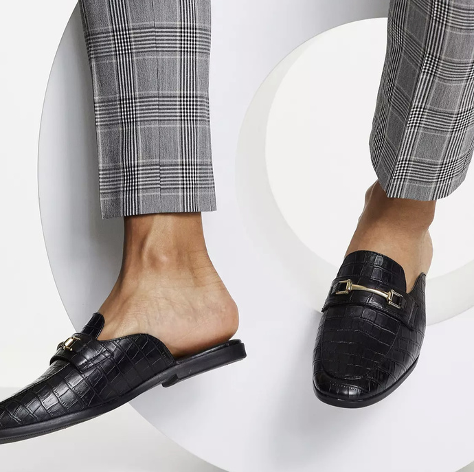 Is it socially acceptable for men to wear mules (half shoes)?