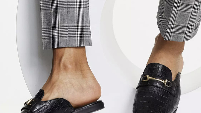 Is it socially acceptable for men to wear mules (half shoes)?