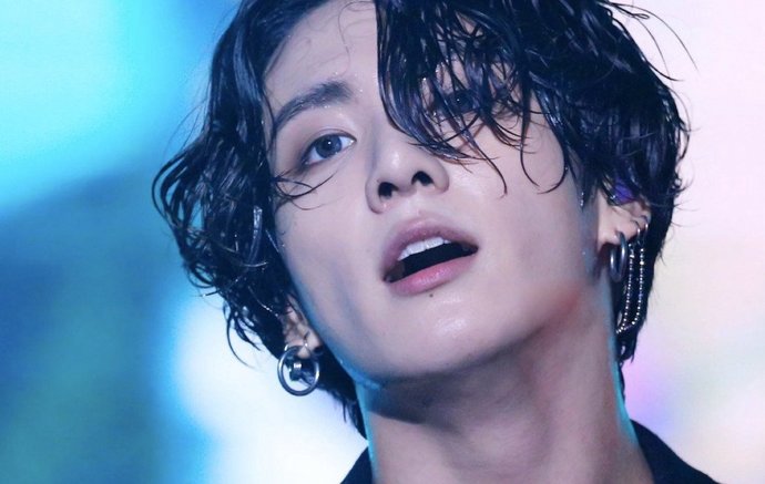 He's sweaty here lol but you can see the eyeliner at the outer corners of his eyes.