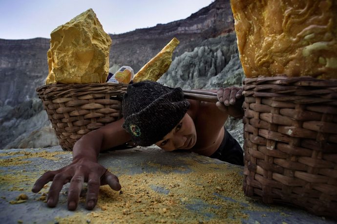 sulfur miners will die around age 50