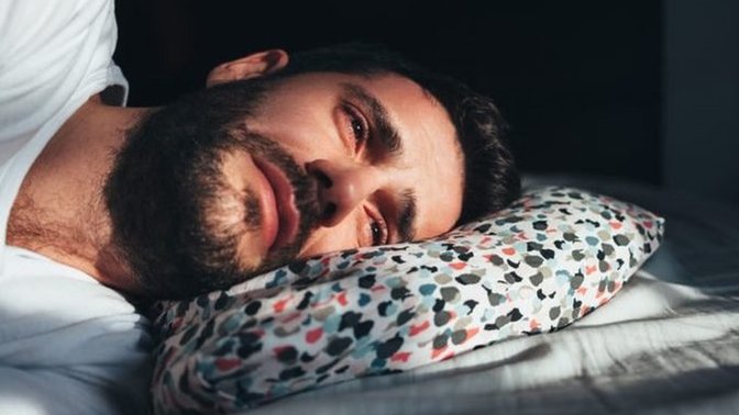 Even though I have a happy relationship with my girlfriend, is it ok if I cry whenever I remember my ex and past love life?