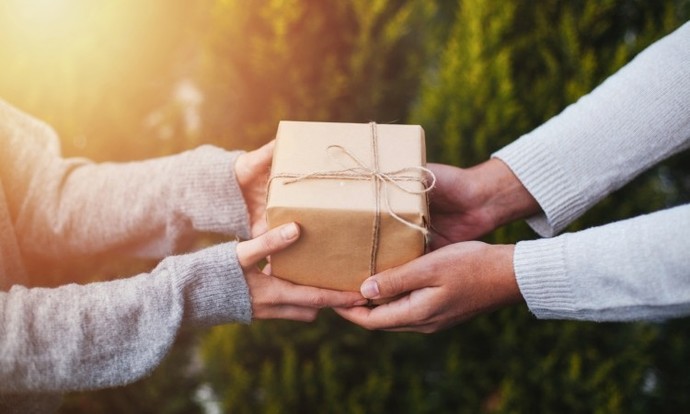 If a girl got you something and gave you a gift, do you feel obligated to get her something as well?