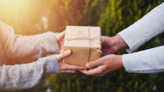 If a girl got you something and gave you a gift, do you feel obligated to get her something as well?