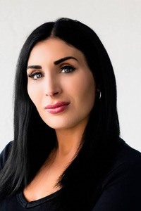 Straight Guys: Would you have sex with Laura Loomer?