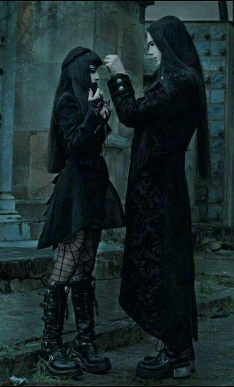 Men and Women would you consider dating a person who wanted to act and dress just like you?