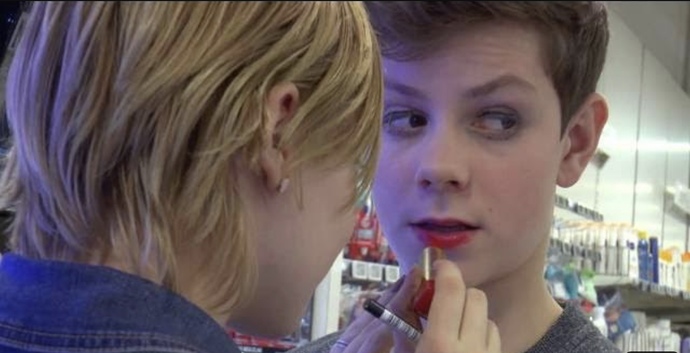 Would you be friends with a straight guy that wears lipstick? 💄?