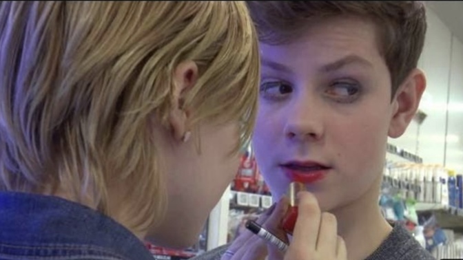 Would you be friends with a straight guy that wears lipstick? 💄?