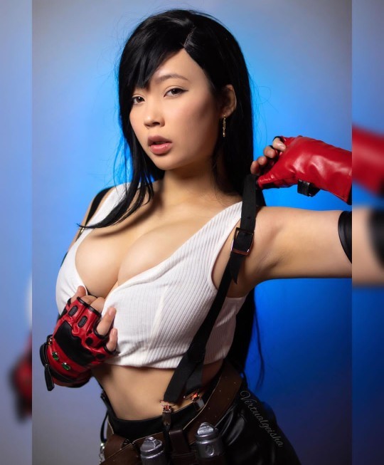 Are lingerie, bikinis, and cosplay good gifts for a new girlfriend?
